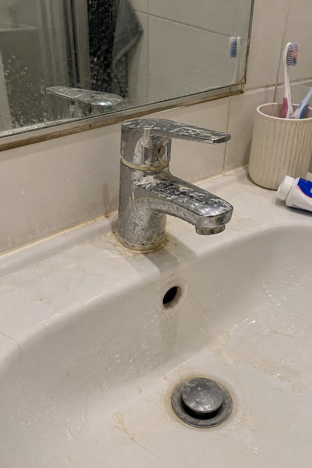 清潔前:洗手盆水龍頭積聚水垢及污漬