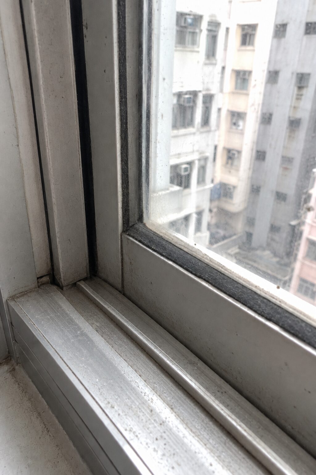 除霉後:鋁窗框及窗軌清潔乾淨
