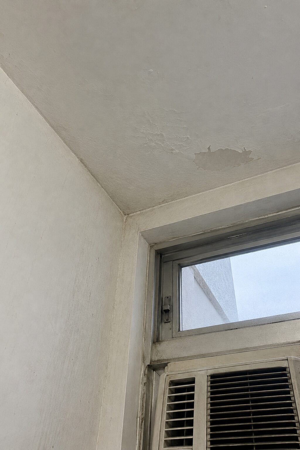除霉後:浴室天花及牆角霉斑已清除