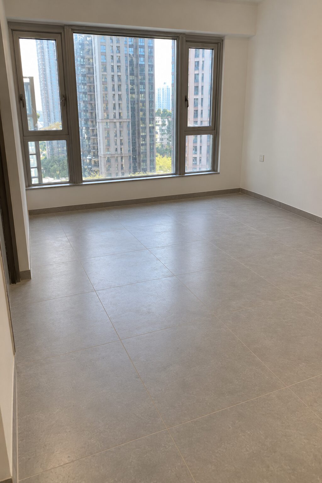 清潔後:客廳地面清走粉塵及雜物